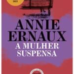 A Mulher Suspensa – O Vazio Invisível da Vida Normal